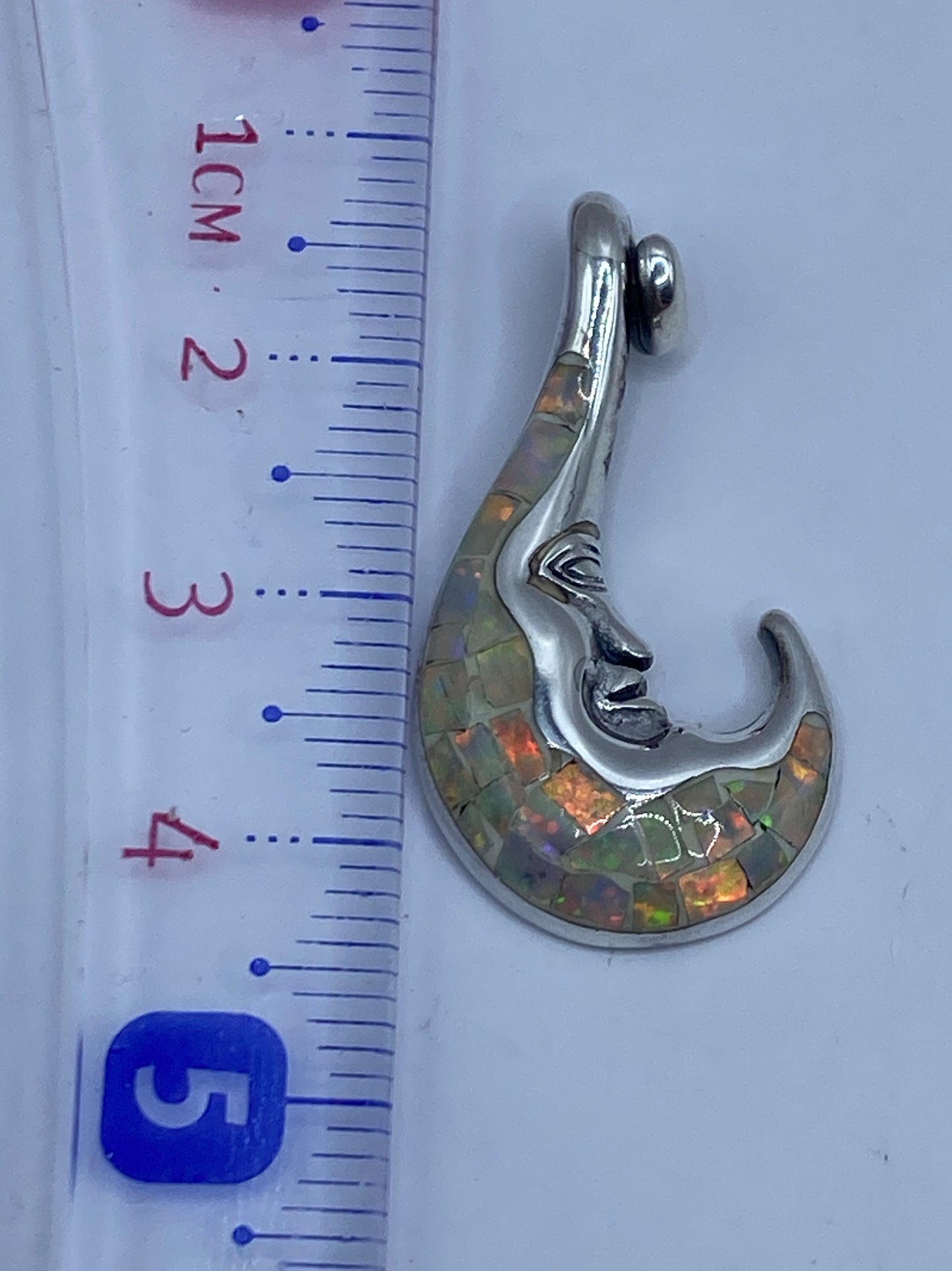 Marca .950 grabada en el reverso del dije de ópalo en Taxco