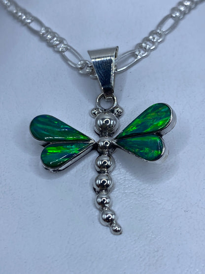 Dije libélula de plata .925 con ópalo de fuego verde limón, en forma de cruz