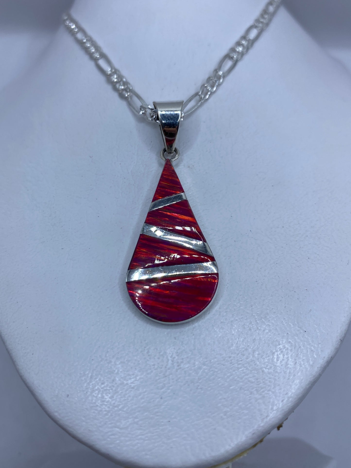 Detalle de la incrustación de piedra a mano y el acabado de plata .950
