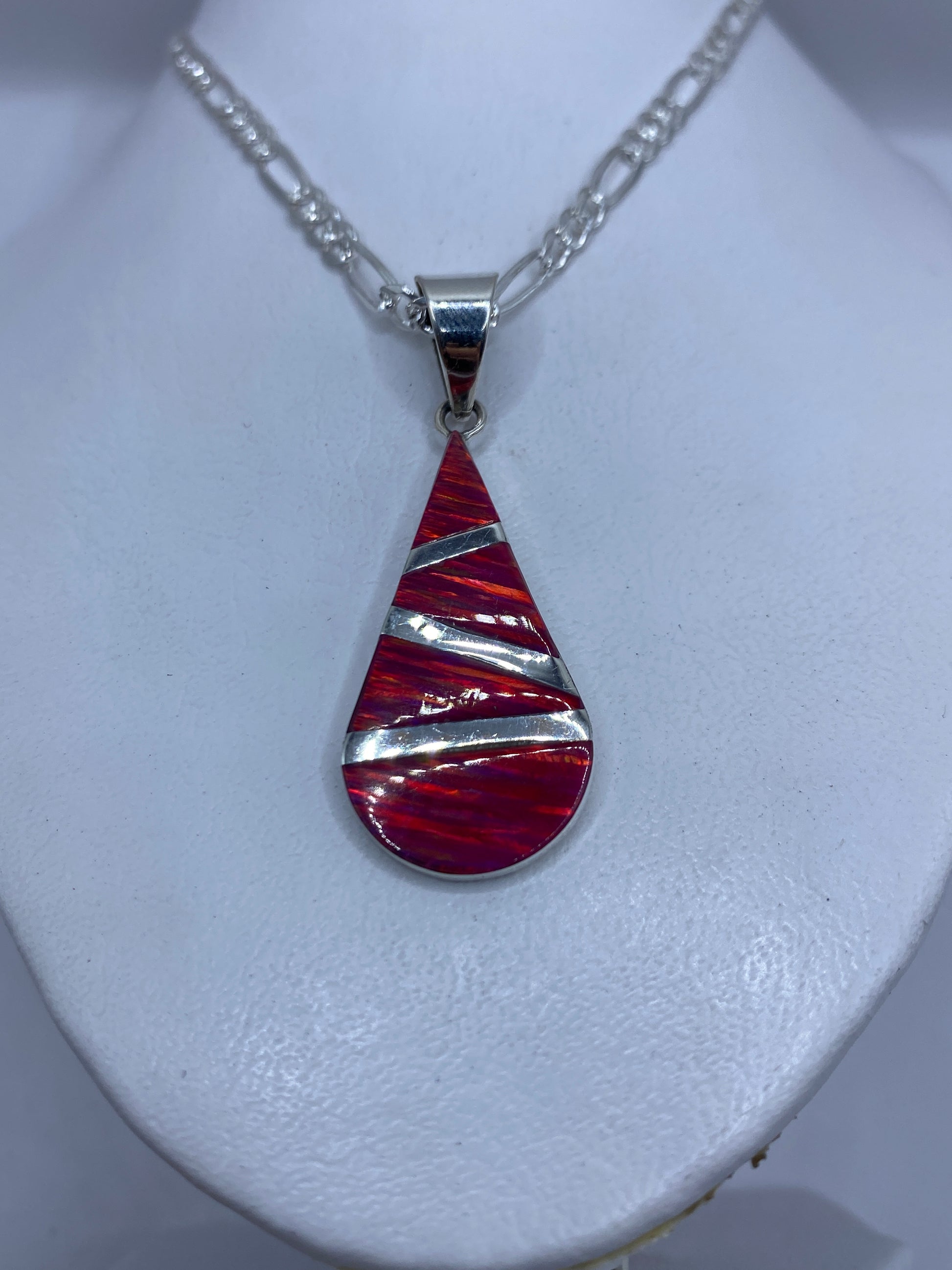 Detalle de la incrustación de piedra a mano y el acabado de plata .950