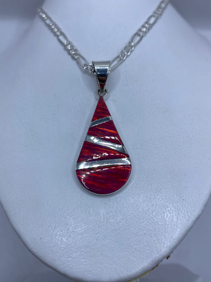 Detalle de la incrustación de piedra a mano y el acabado de plata .950