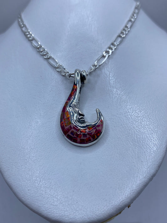 Detalle del engaste de ópalo de fuego rosa con reflejos naranjas y dorados en plata .950