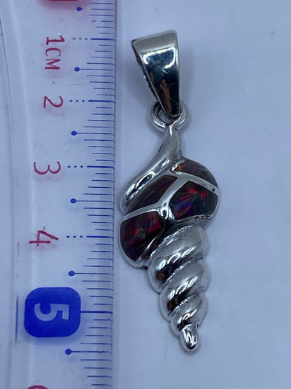 Medida del dije: 5.5 cm de largo sobre regla métrica