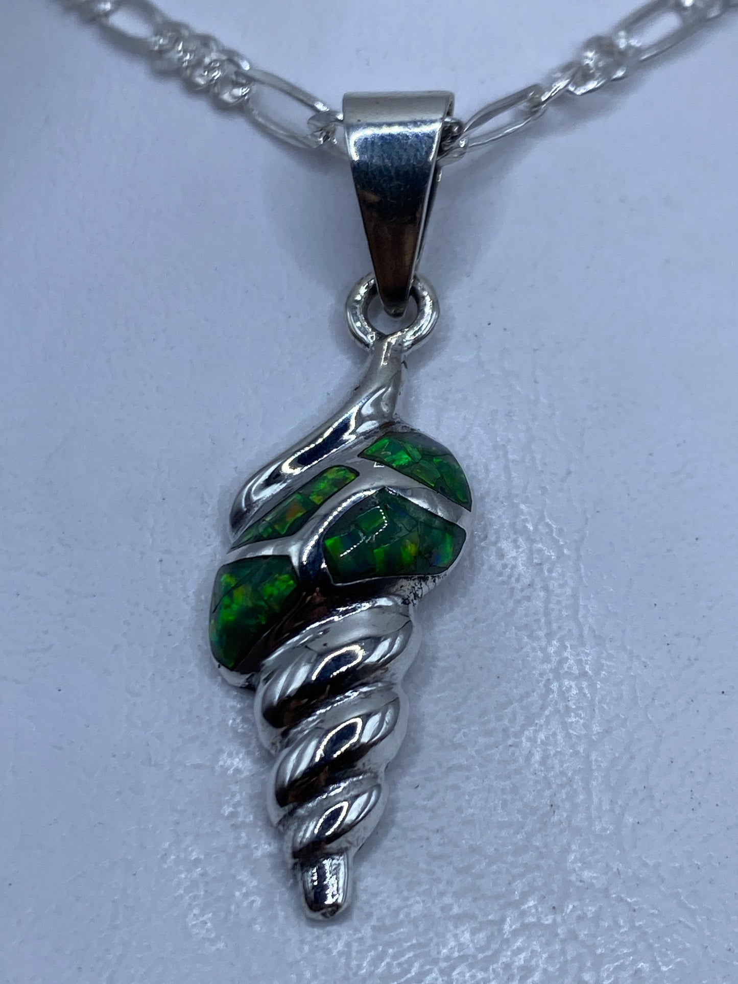Dije de plata con Ópalo de Fuego verde limón en cadena de plata .950