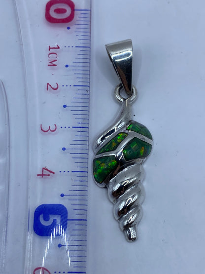 Dije de 5.4 cm junto a escala de centímetros mostrando el tamaño real