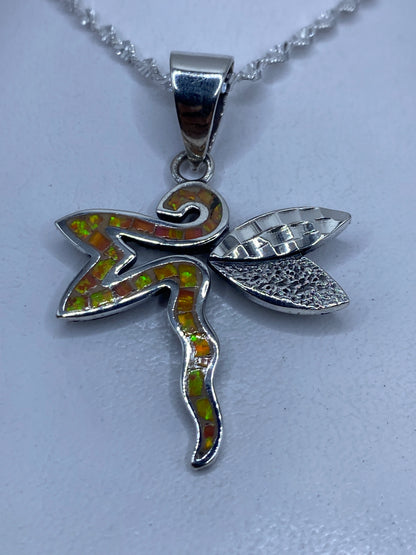 Dije dragonfly de plata .950 con ópalo de fuego naranja, alas texturizadas y cuerpo incrustado