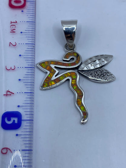 Comparación de tamaño: dije dragonfly de 5.1 cm junto a regla en centímetros