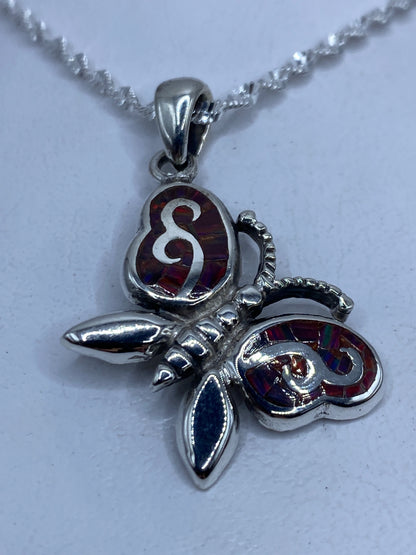 Dije mariposa de plata .950 con ópalo de fuego multicolor, colgante sobre cadena plateada