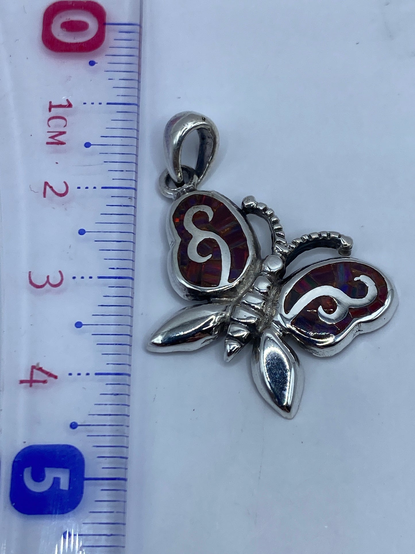 Mariposa de plata vaciada en fundición, alas caladas, detalle artesanal de Taxco