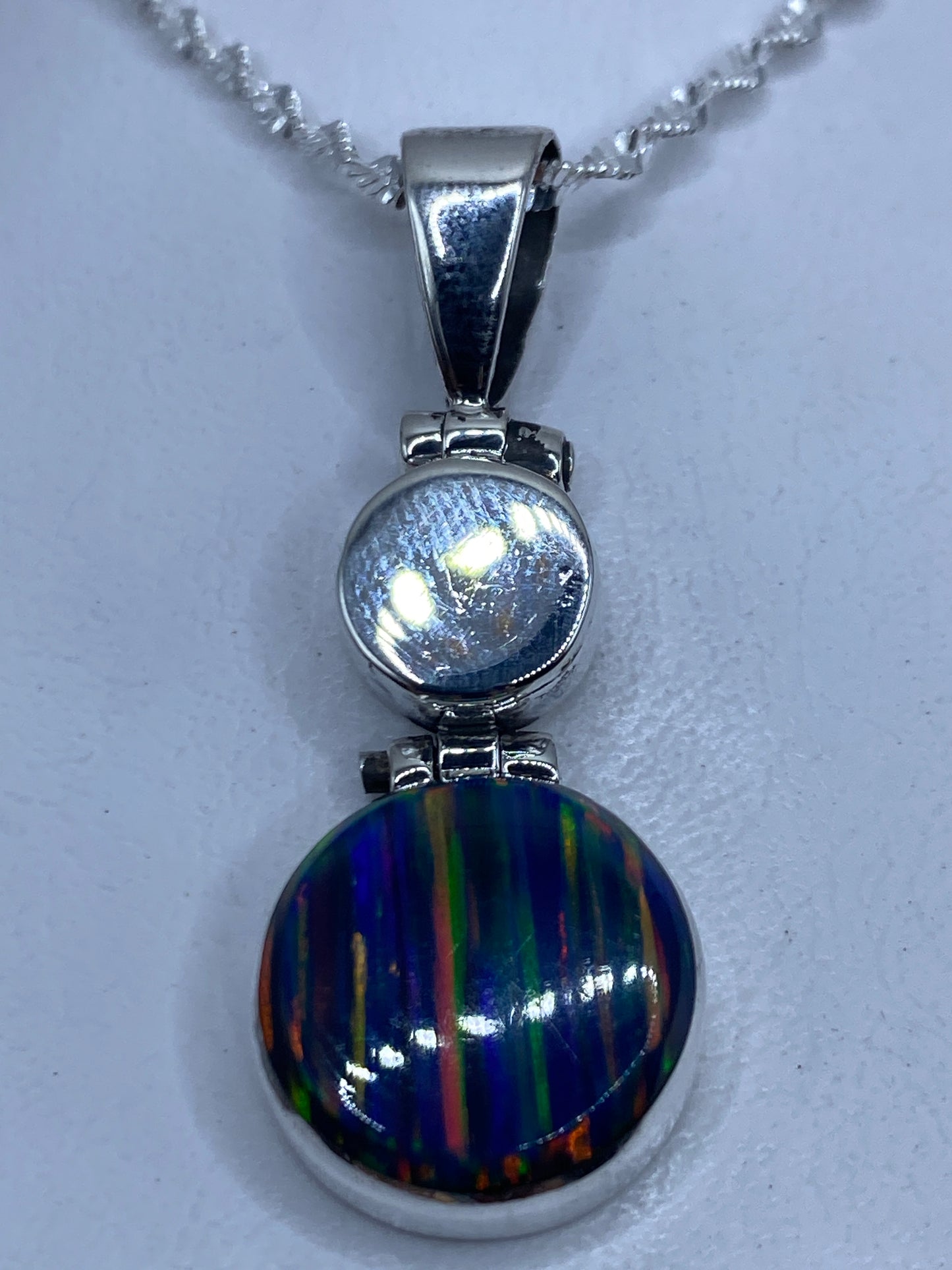 Dije de plata .950 con ópalo de fuego multicolor colgando en cadena de plata