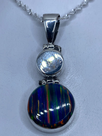 Dije de plata .950 con ópalo de fuego multicolor colgando en cadena de plata