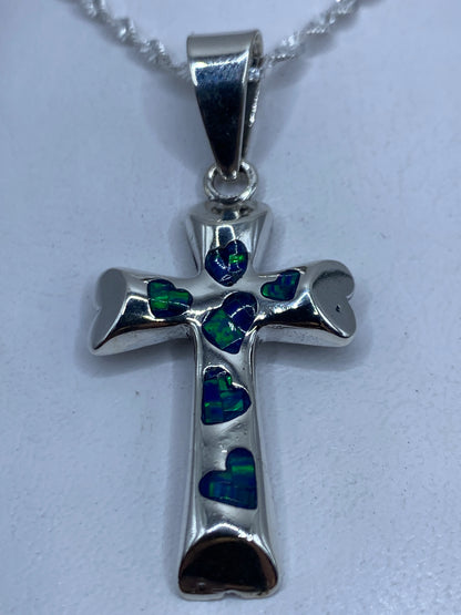 Dije cruz de plata .950 con ópalo de fuego azul engastado, sobre cadena de plata
