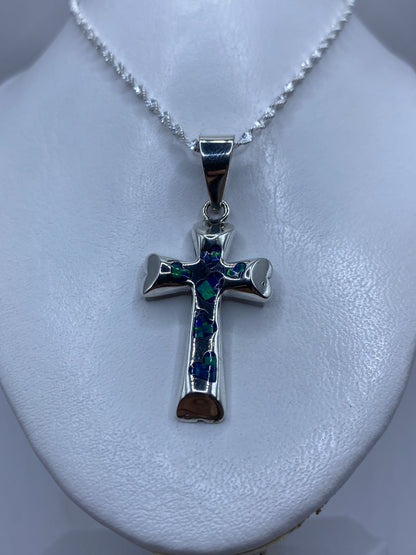 Detalle lateral de la cruz de plata con piedra incrustada a mano