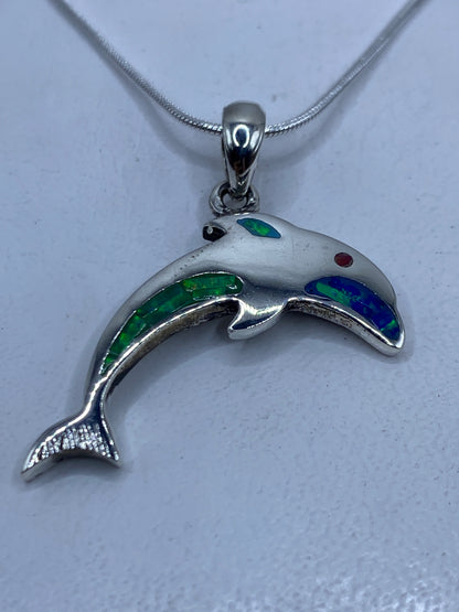 Dije de plata con ópalo de fuego multicolor en tonos verdes y azules, colgado en cadena de plata
