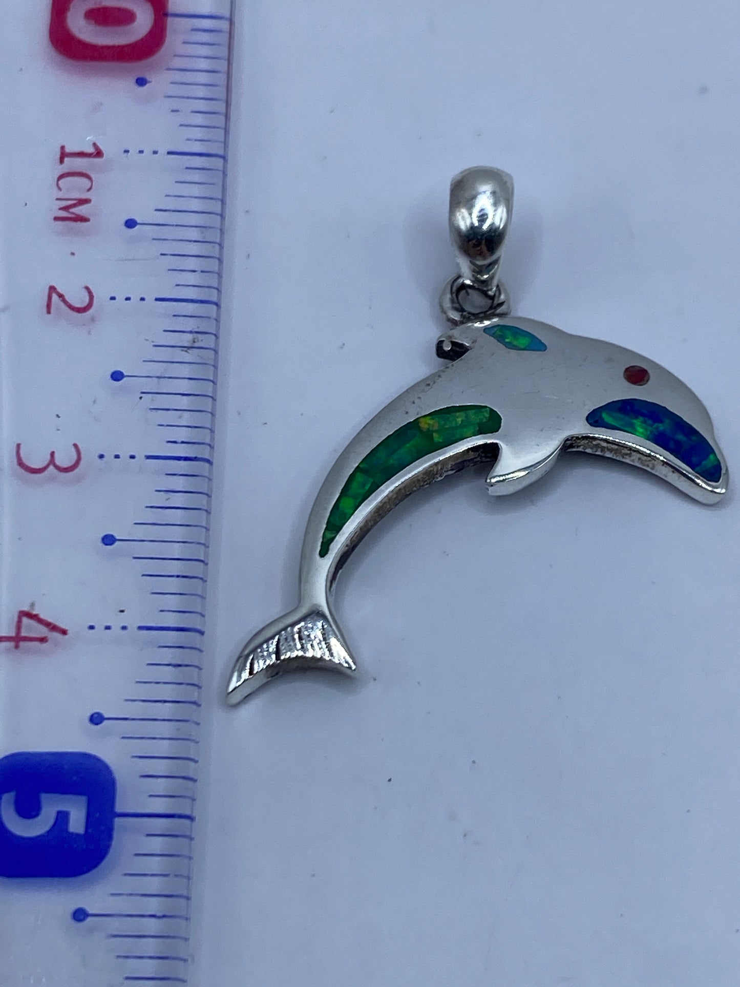 Reverso del dije de plata mostrando el sello del Quinto .950 y acabado pulido