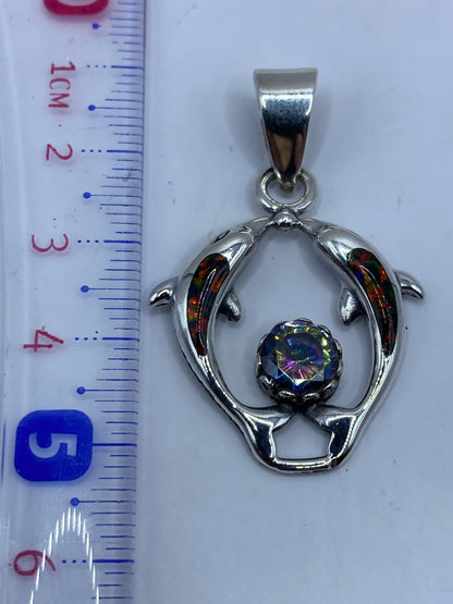 Reverso del dije de plata mostrando el acabado pulido y la huella del oficio artesanal