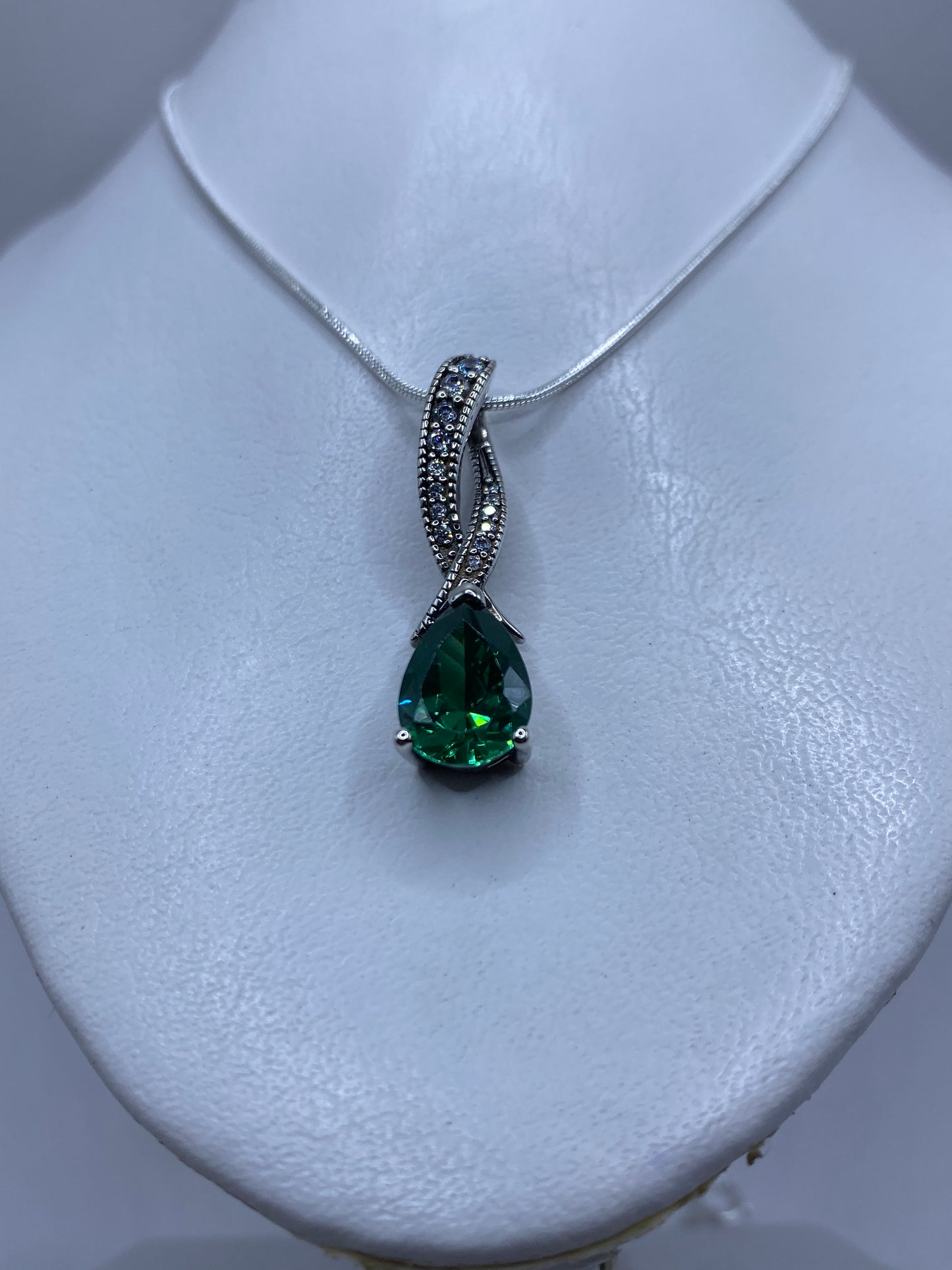 Detalle del engaste a mano de la circonia en plata .925