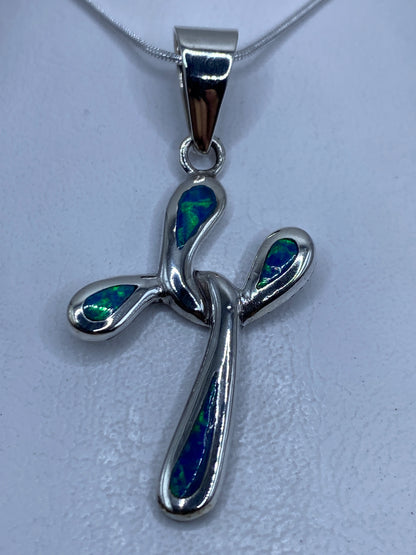 Dije cruz de plata .950 con opalo de fuego azul, sobre cadena de plata