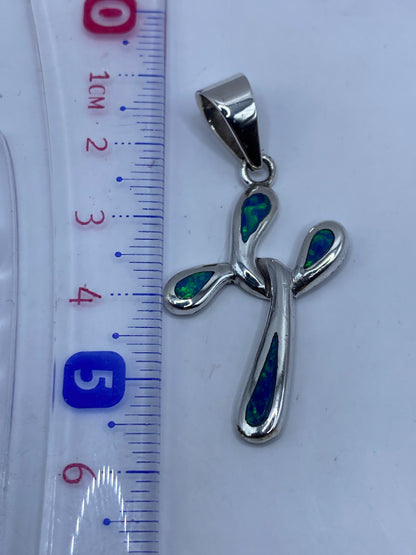 Reverso del dije cruz con textura repujada en plata .950