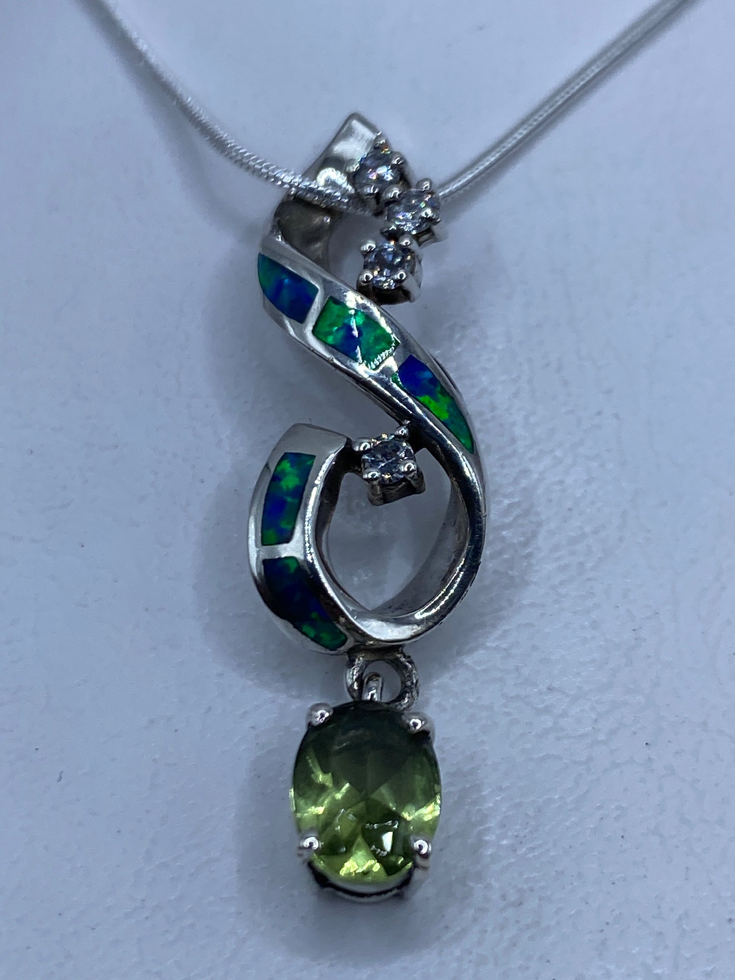 Dije de plata con Ópalo de Fuego azul en forma de gota, colgante en cadena de eslabones
