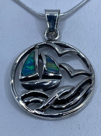Dije de plata .925 con velero en relieve y ópalo de fuego azul cielo en el colgante