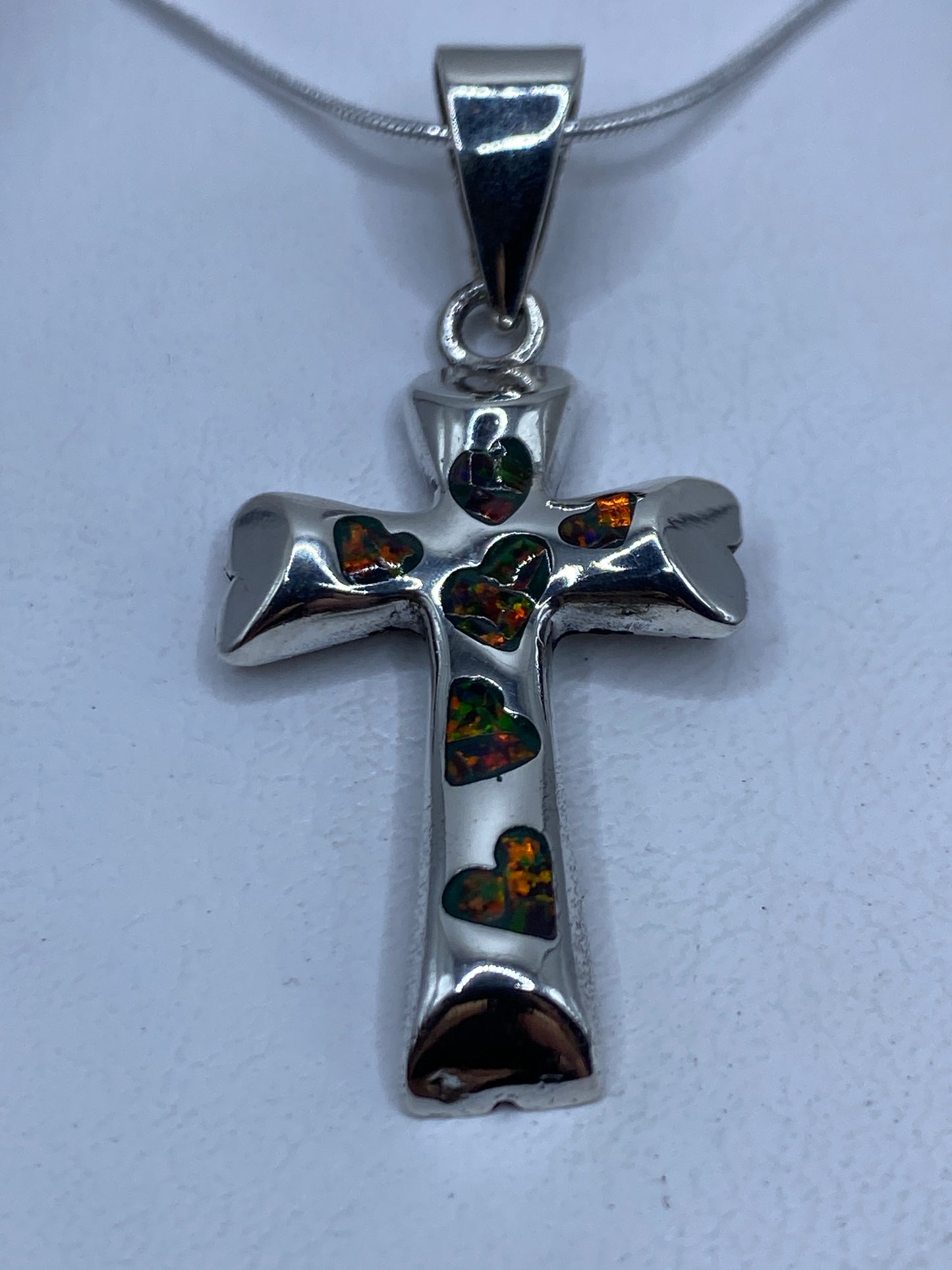 Cruz dije de plata .950 con ópalo multicolor engastado a mano