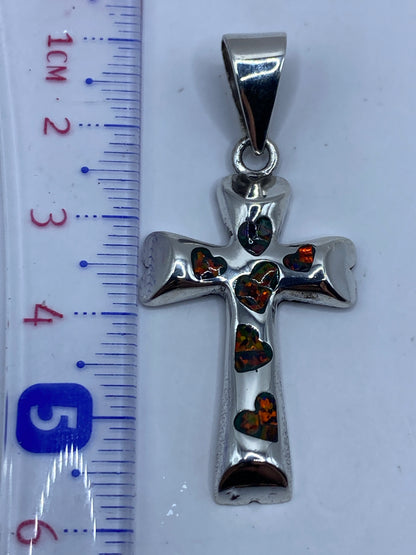 Medición de la cruz en regla: 5.6 cm de largo, dije sin cadena
