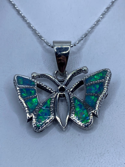 Dije mariposa de plata .950 con ópalo de fuego azul cielo, colgado de cadena plateada