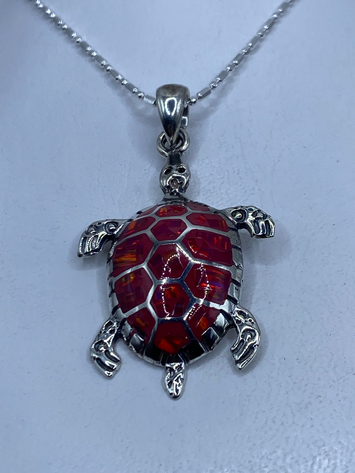 Dije de tortuga en plata .950 con ópalo de fuego rosa engastado a mano