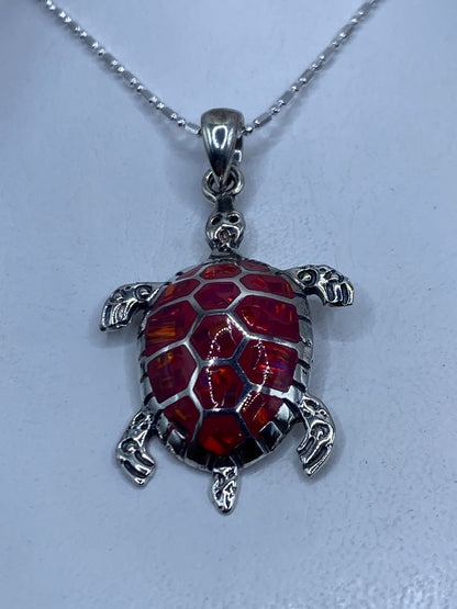 Dije de tortuga en plata .950 con ópalo de fuego rosa engastado a mano