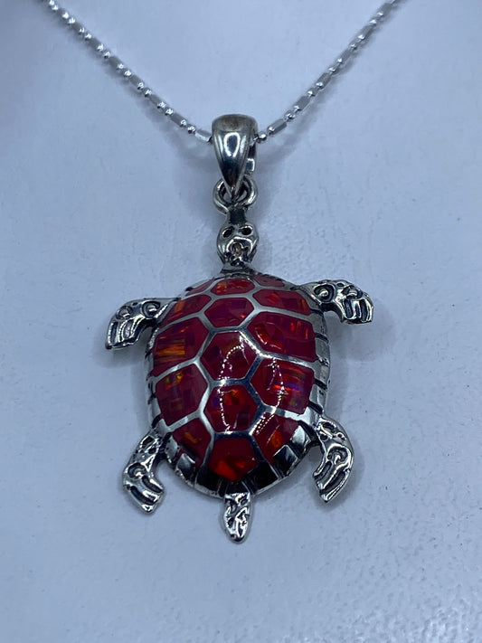 Dije de tortuga en plata .950 con ópalo de fuego rosa engastado a mano