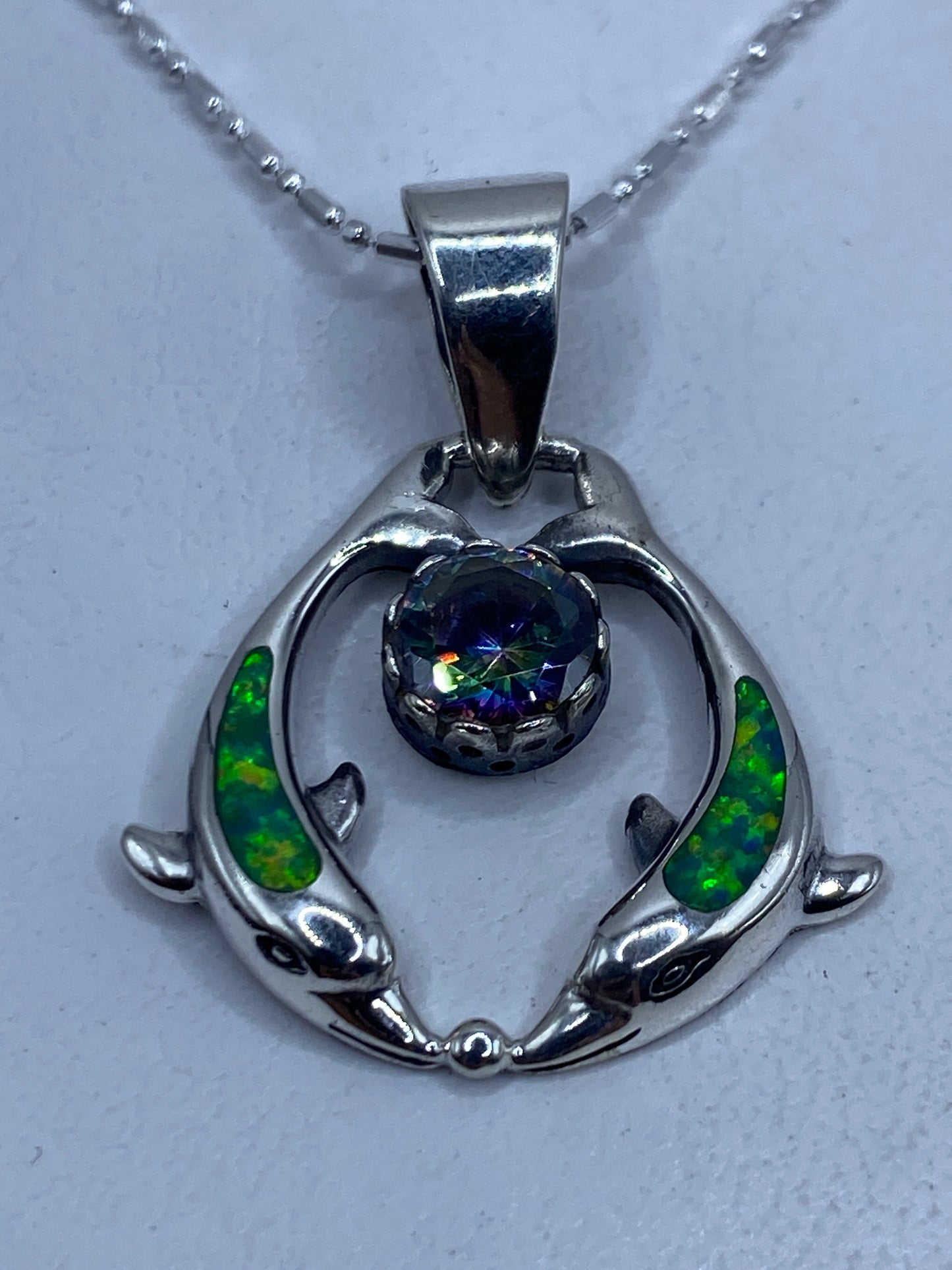 Dije de plata .950 con ópalo de fuego verde limón, dos peces de plata abrazando la piedra