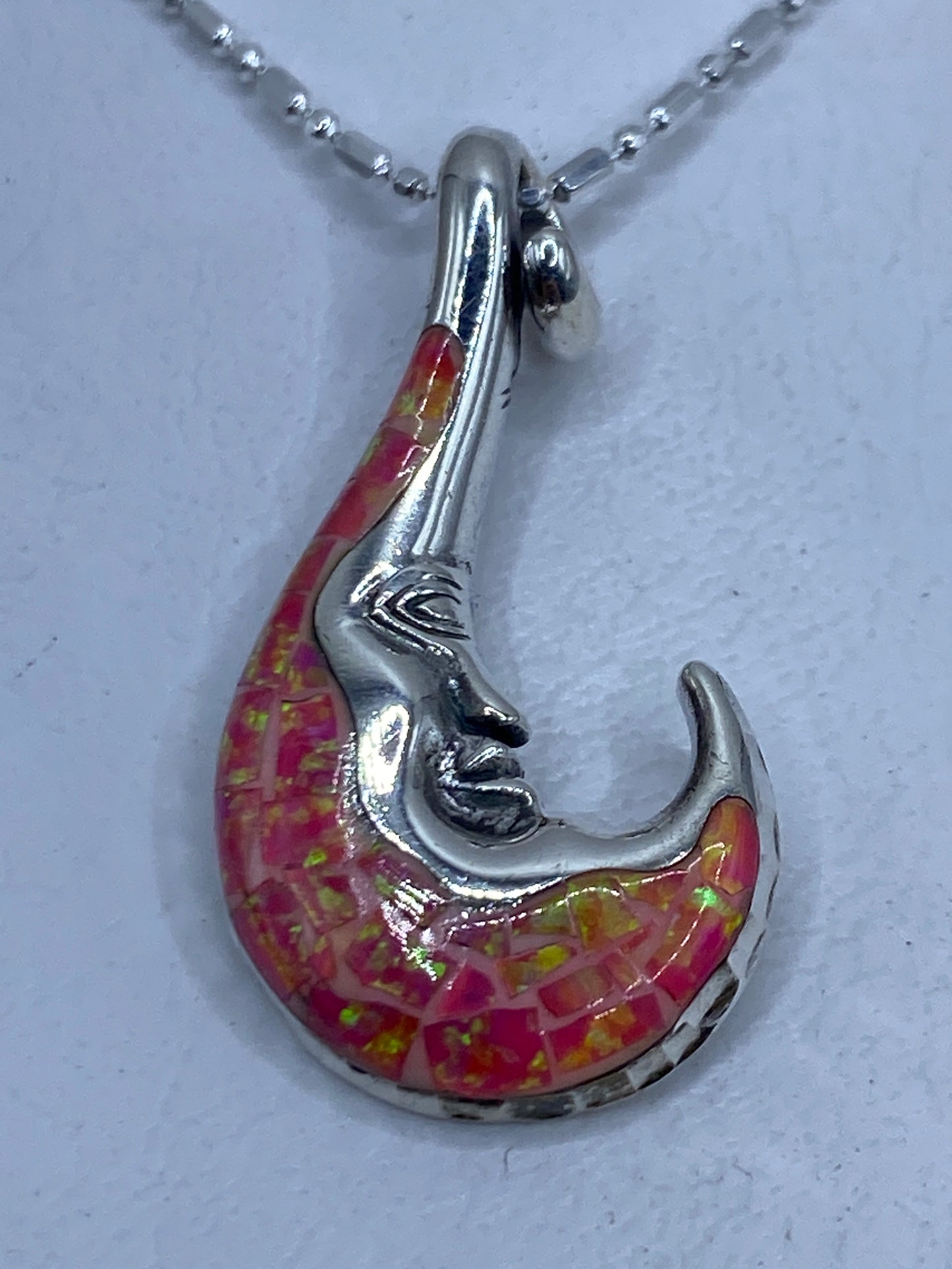 Dije de plata con ópalo de fuego rosa sobre cadena delgada, vista frontal