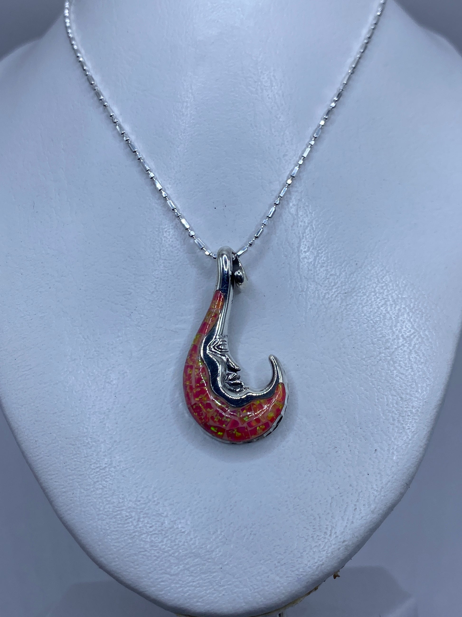 Gancho de plata pura del dije visto de lado, con marca .950