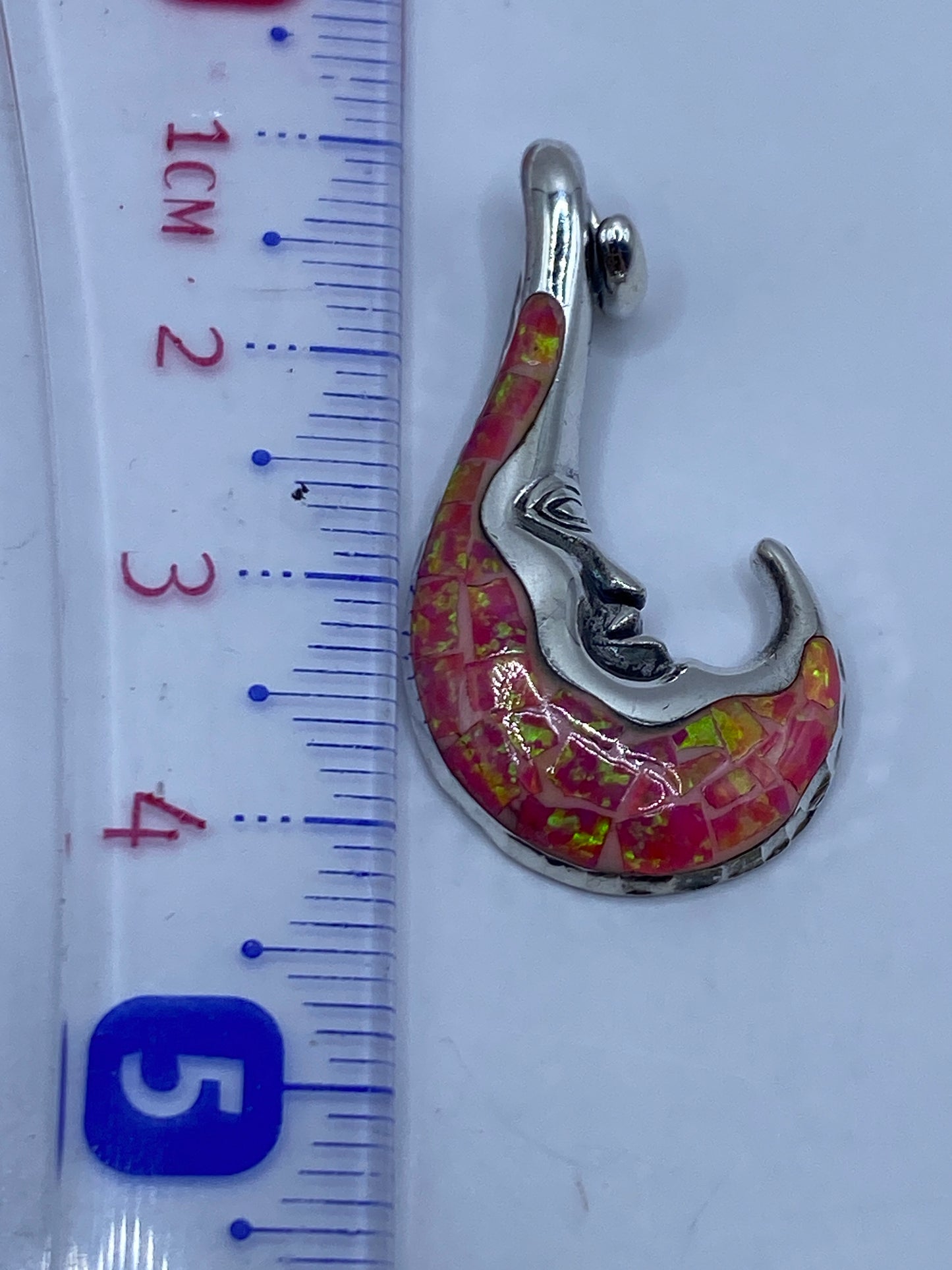 Dije de plata .950 con ópalo de fuego de 4 cm, colgando en el pecho