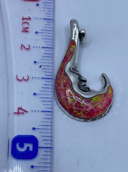 Dije de plata .950 con ópalo de fuego de 4 cm, colgando en el pecho