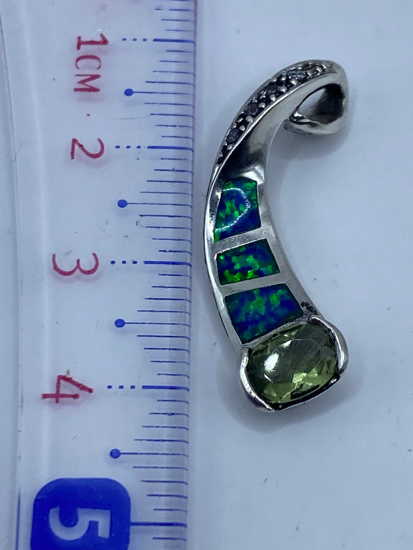 Detalle de 3.7 cm junto a regla métrica y marca .925 en la plata