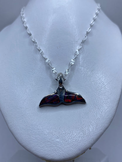 Detalle cercano del ópalo de fuego multicolor engastado en plata .950
