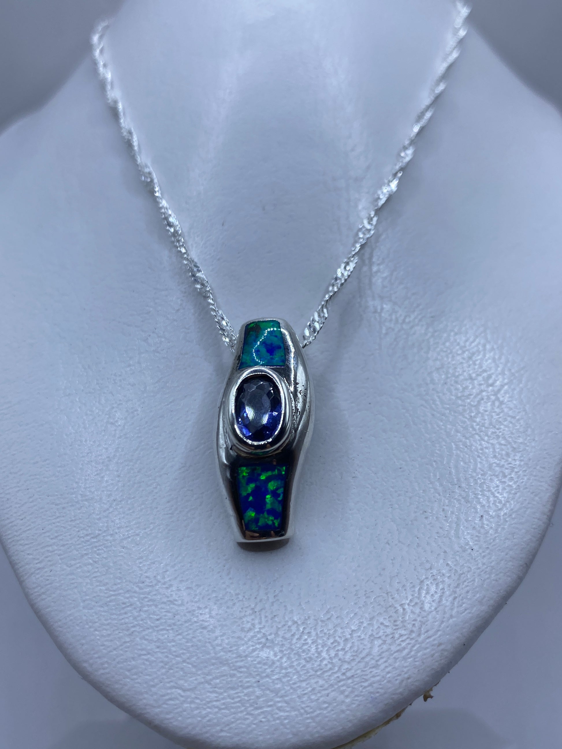Ópalo de fuego azul verde incrustado en plata, vista frontal del dije
