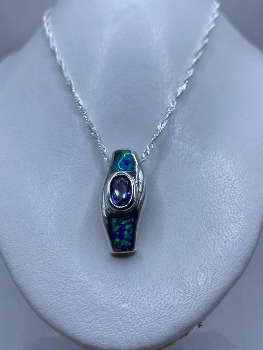 Ópalo de fuego azul verde incrustado en plata, vista frontal del dije