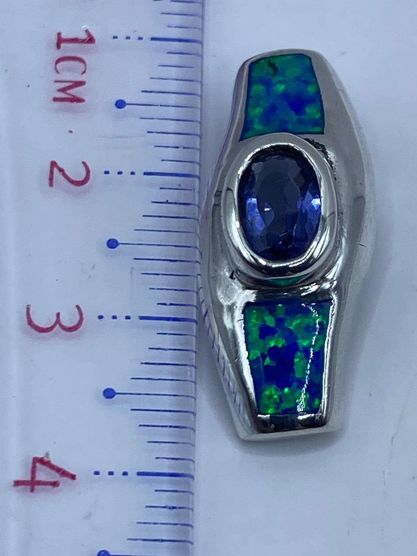 Dije de 3.4 cm sobre fondo blanco mostrando el tamaño compacto