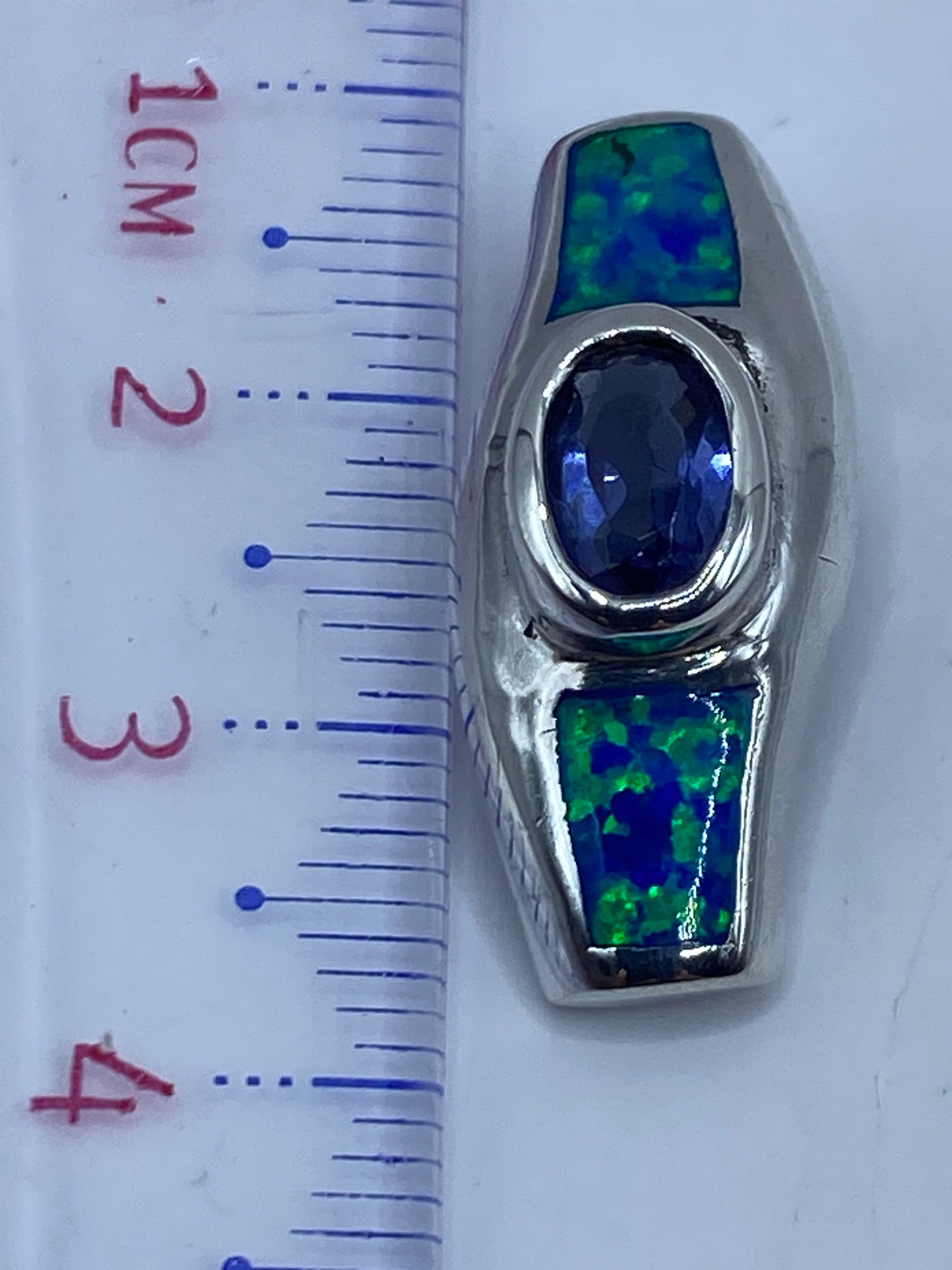 Dije de 3.4 cm sobre fondo blanco mostrando el tamaño compacto