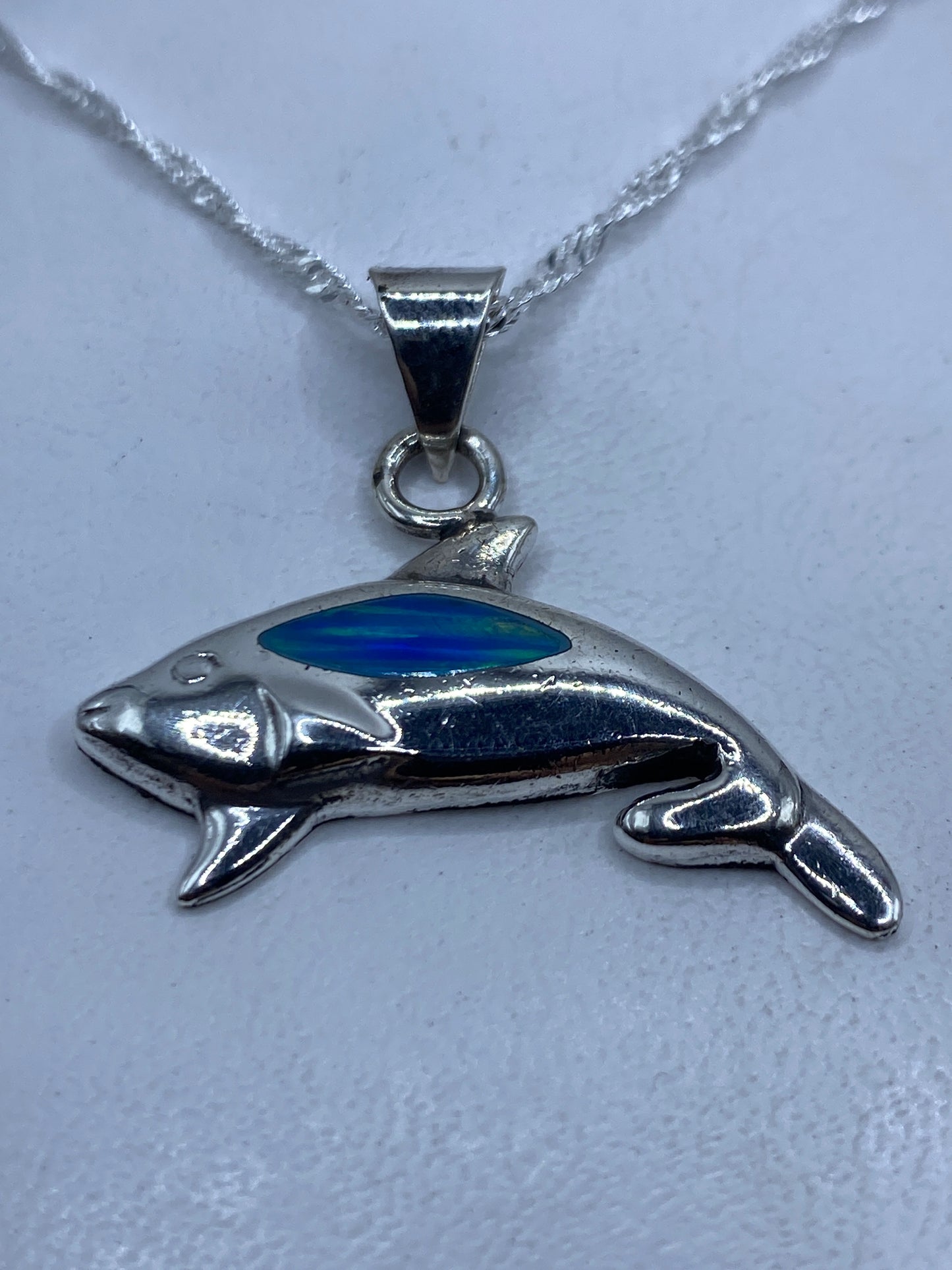 Dije tiburón de plata .925 con ópalo de fuego azul en cadena