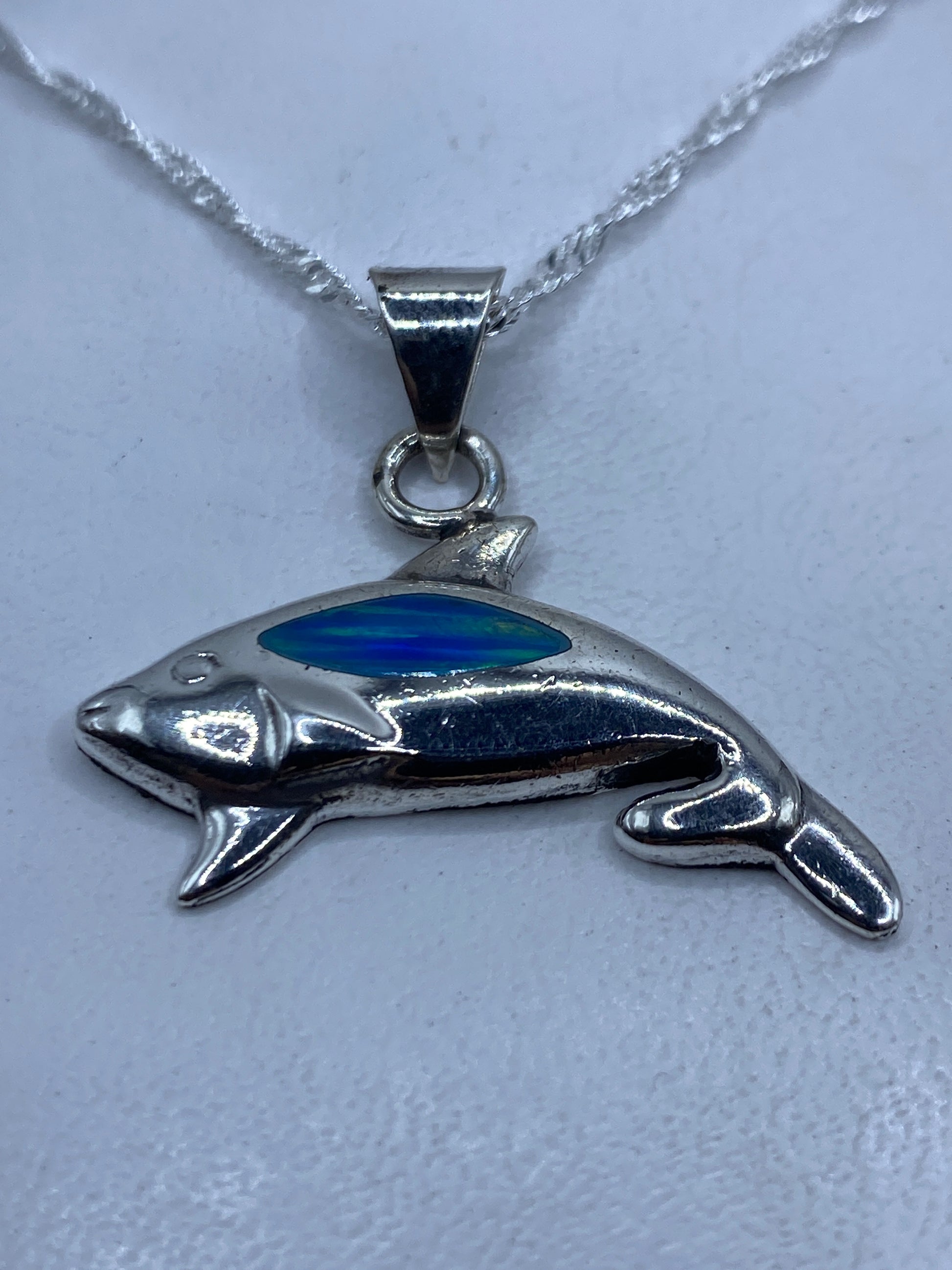 Dije tiburón de plata .925 con ópalo de fuego azul en cadena