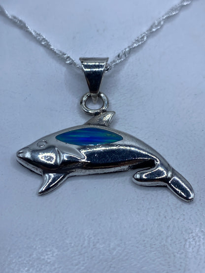 Dije tiburón de plata .925 con ópalo de fuego azul en cadena