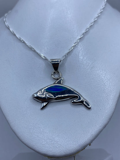 Tiburón de plata artesanal de Taxco con piedra azul