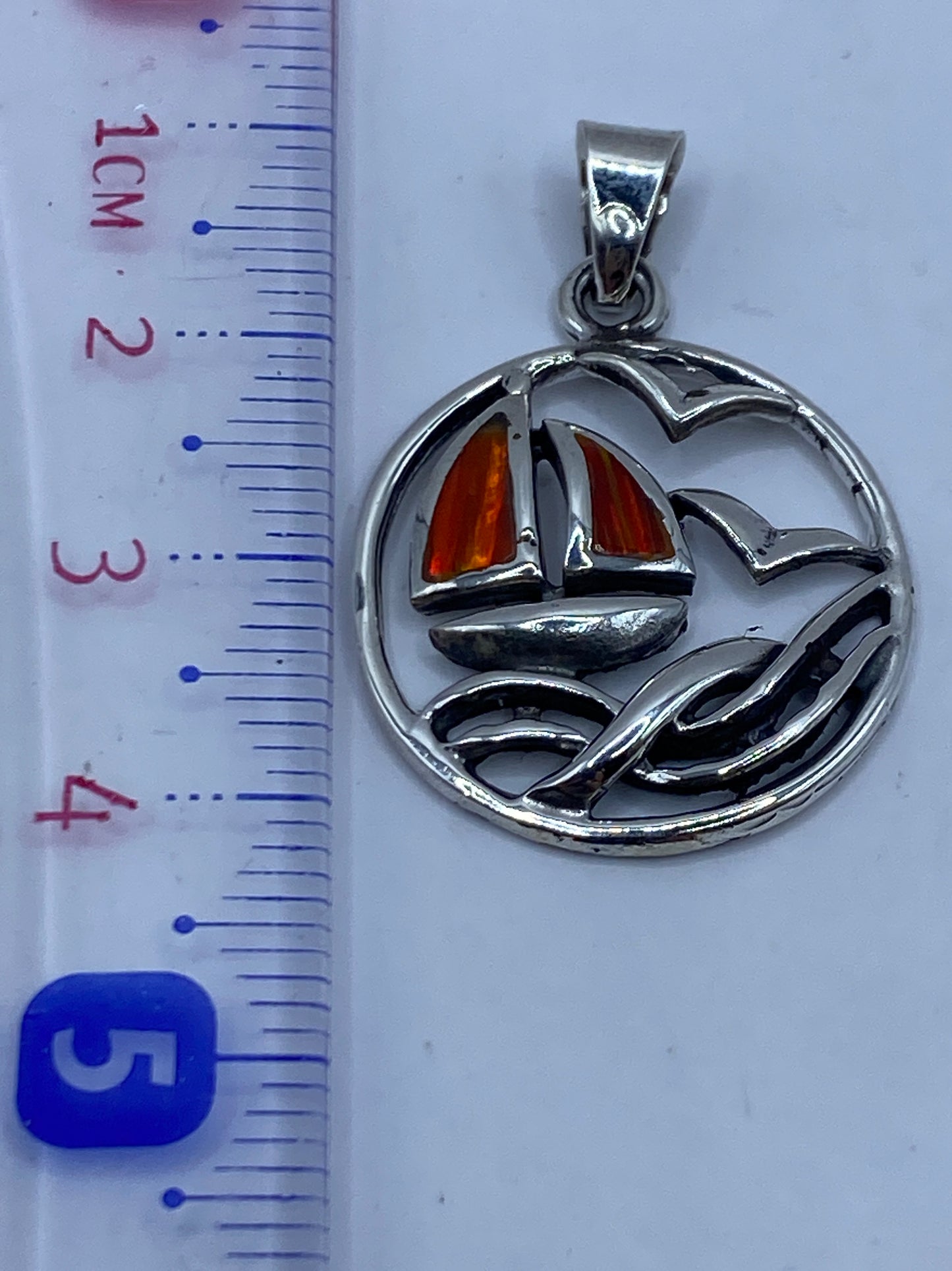 Dije de 4.1 cm sobre regla, mostrando tamaño real del collar marinero de plata