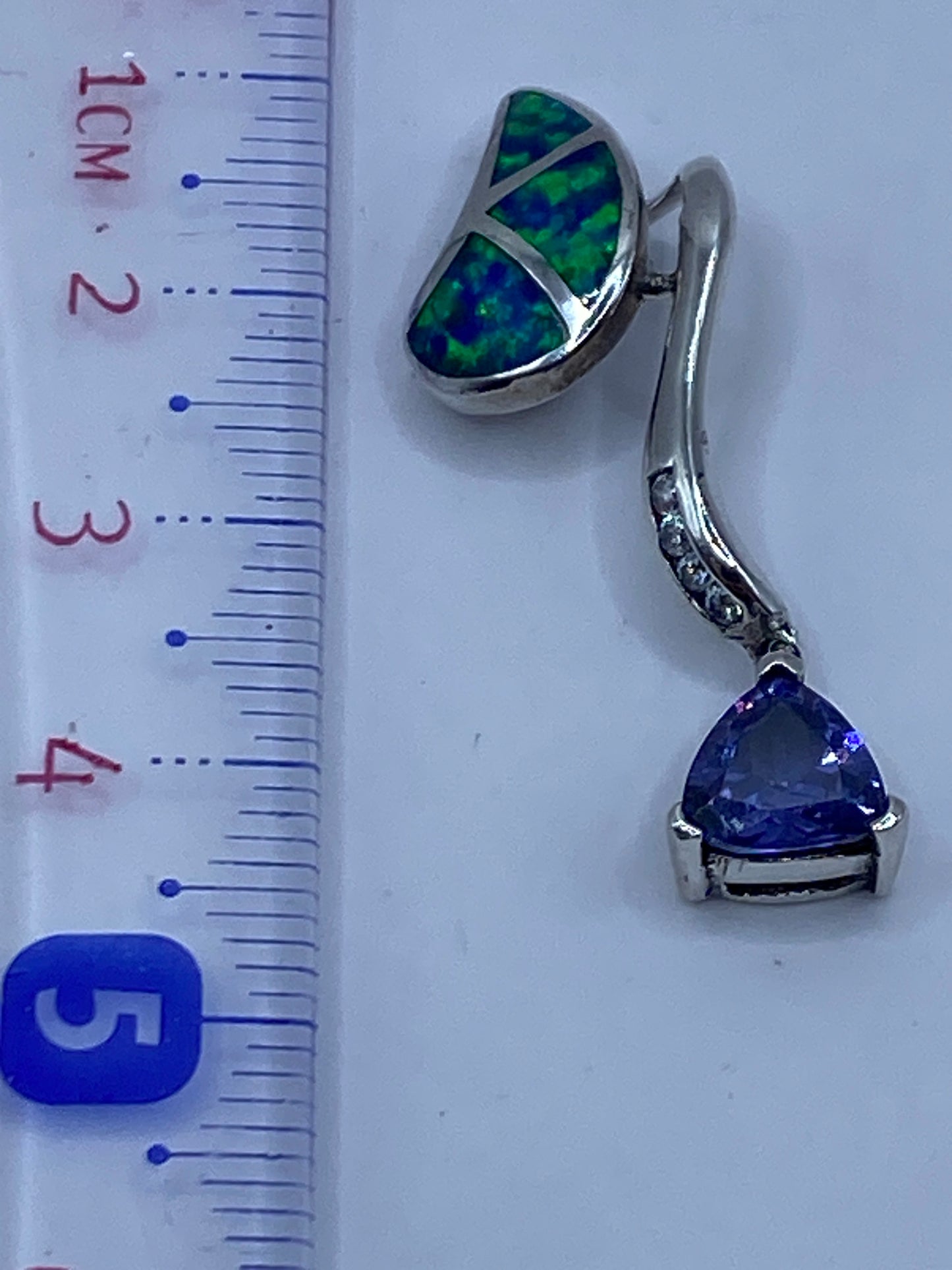 Dije de plata .925 con ópalo engastado a mano, vista frontal en fondo blanco