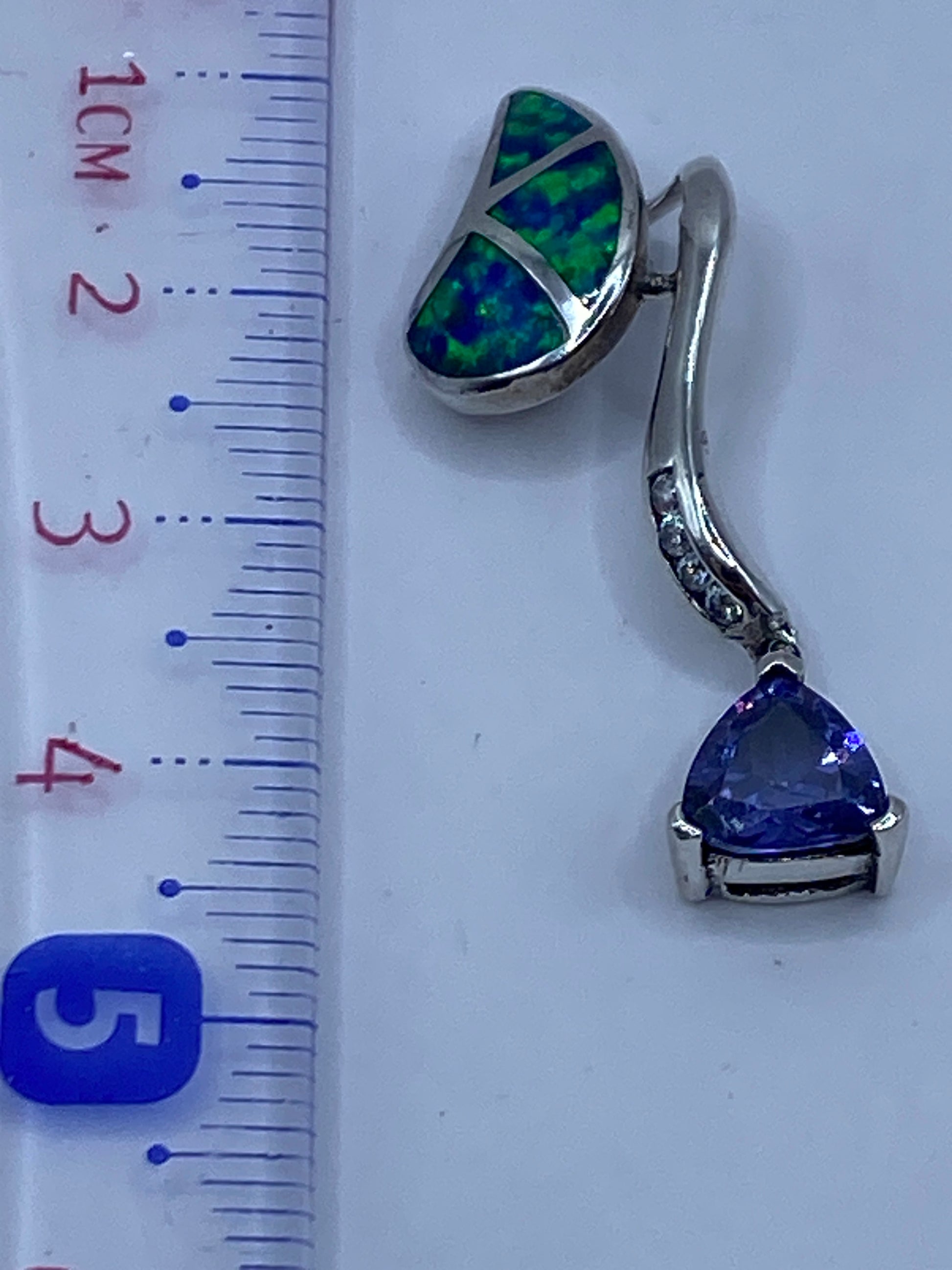Dije de plata .925 con ópalo engastado a mano, vista frontal en fondo blanco