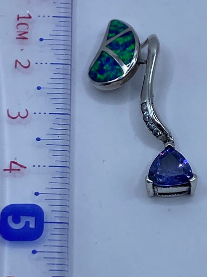 Dije de plata .925 con ópalo engastado a mano, vista frontal en fondo blanco